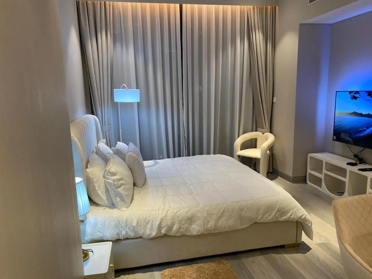 Studio Apartment With Stunning Marina And Dubai Eye View